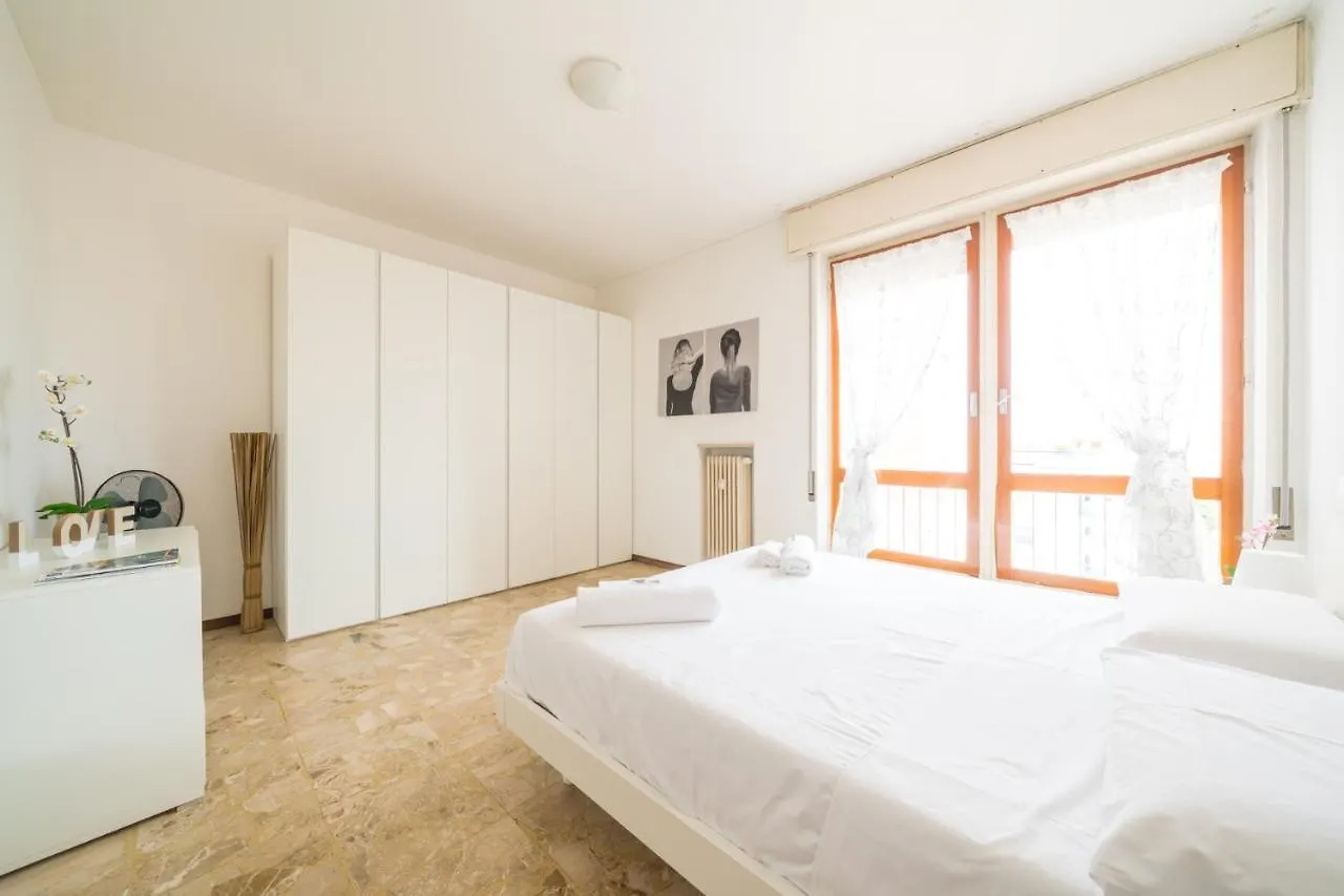 Apartment Gardappartamenti Cavour Lake View Desenzano del Garda