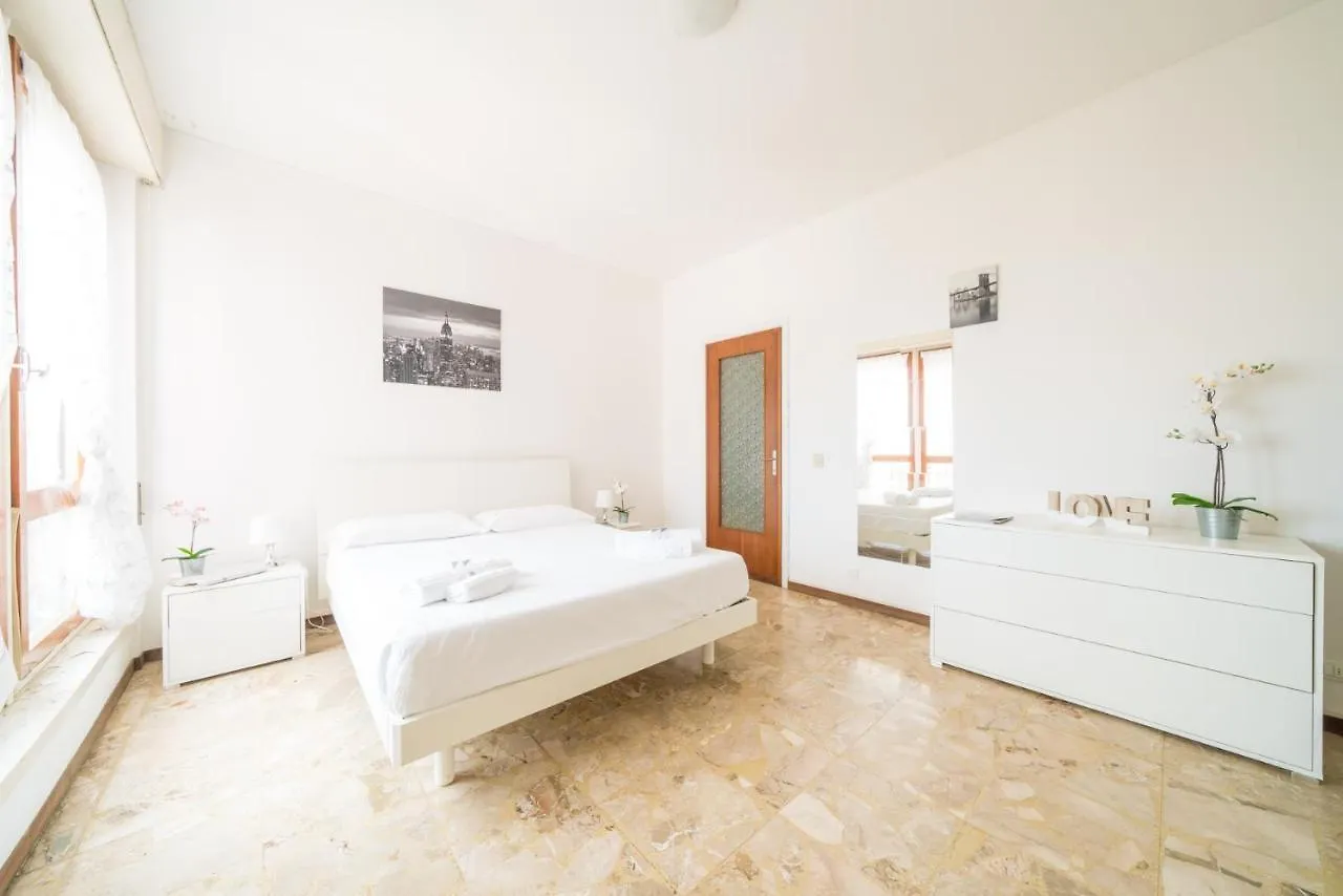Gardappartamenti Cavour Lake View Desenzano del Garda Italy